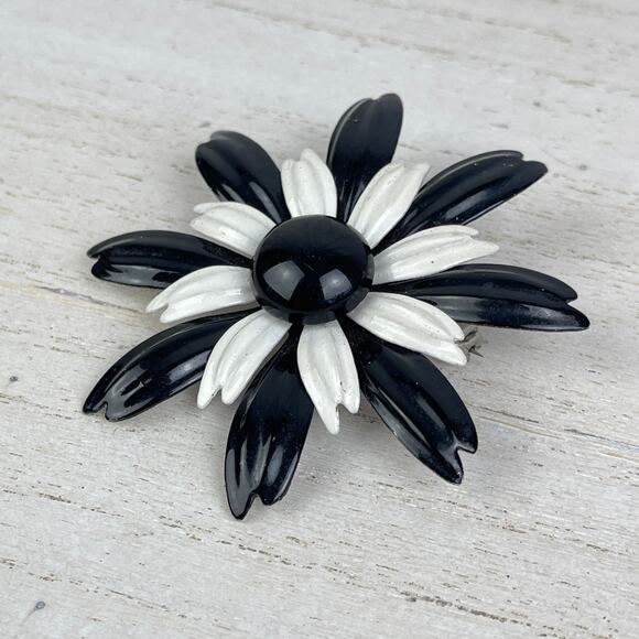 VTG 1960’s Black White Daisy Flower Brooch Pin Metal & Enamel Mod Style 60’s - Picture 2 of 16